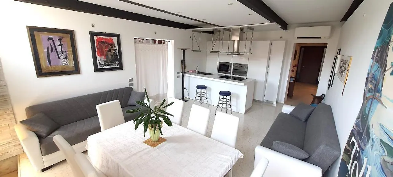Elisabeth Waterfront Apartment Venecia