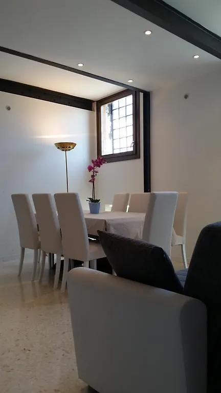 Elisabeth Waterfront Apartment Venice